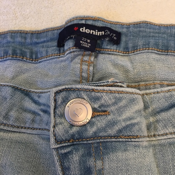 Denim 24/7 • Plus Size Stretch Denim Shorts - Picture 6 of 8